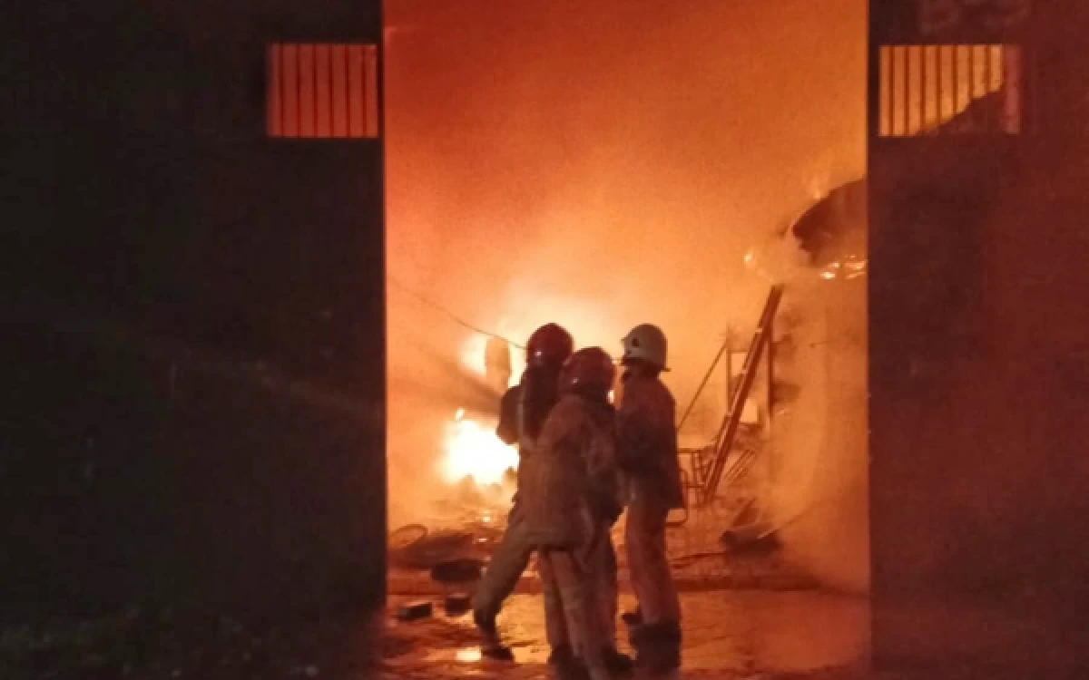 Thumbnail Berita - Kronologi Kebakaran Dua Gudang Mebel di Romokalisari Surabaya, Petugas Masih Selidiki Penyebabnya