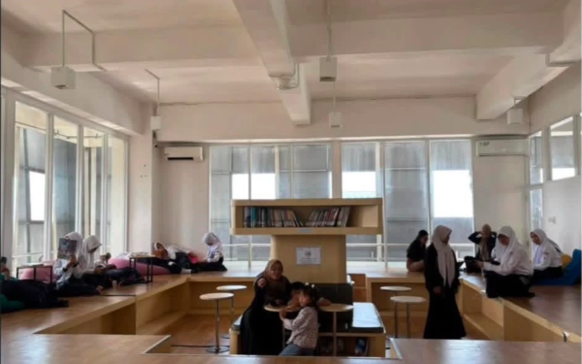 Foto Siswa dari salah satu sekolah di Malang mengunjungi Perpustakaan Umum Kota Malang. (Instagram/@dispussipda_malkot)