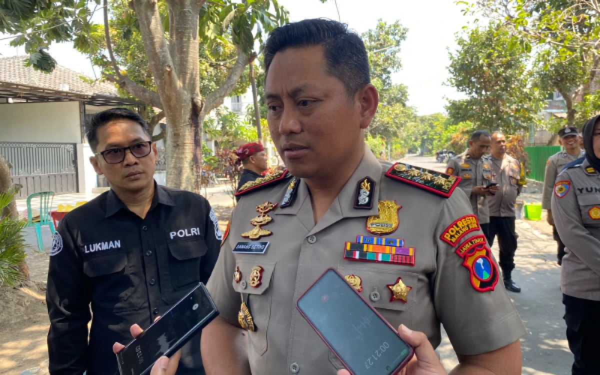 Thumbnail Berita - Antrean Panjang di SPBU Kota Malang Masih Terjadi, Polisi Turun Tangan Awasi Distribusi dan Cegah Praktik Penimbunan BBM