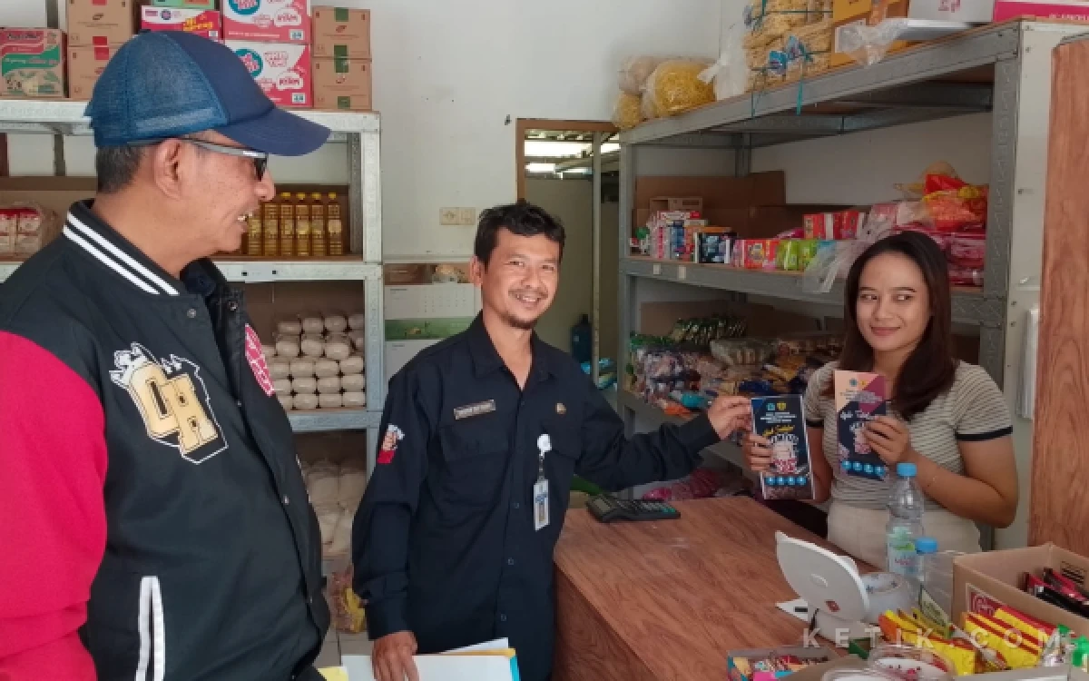 Thumbnail Berita - Cegah Rokok Ilegal di Perbatasan, Dinkominfotik Brebes Sasar Warung di Salem