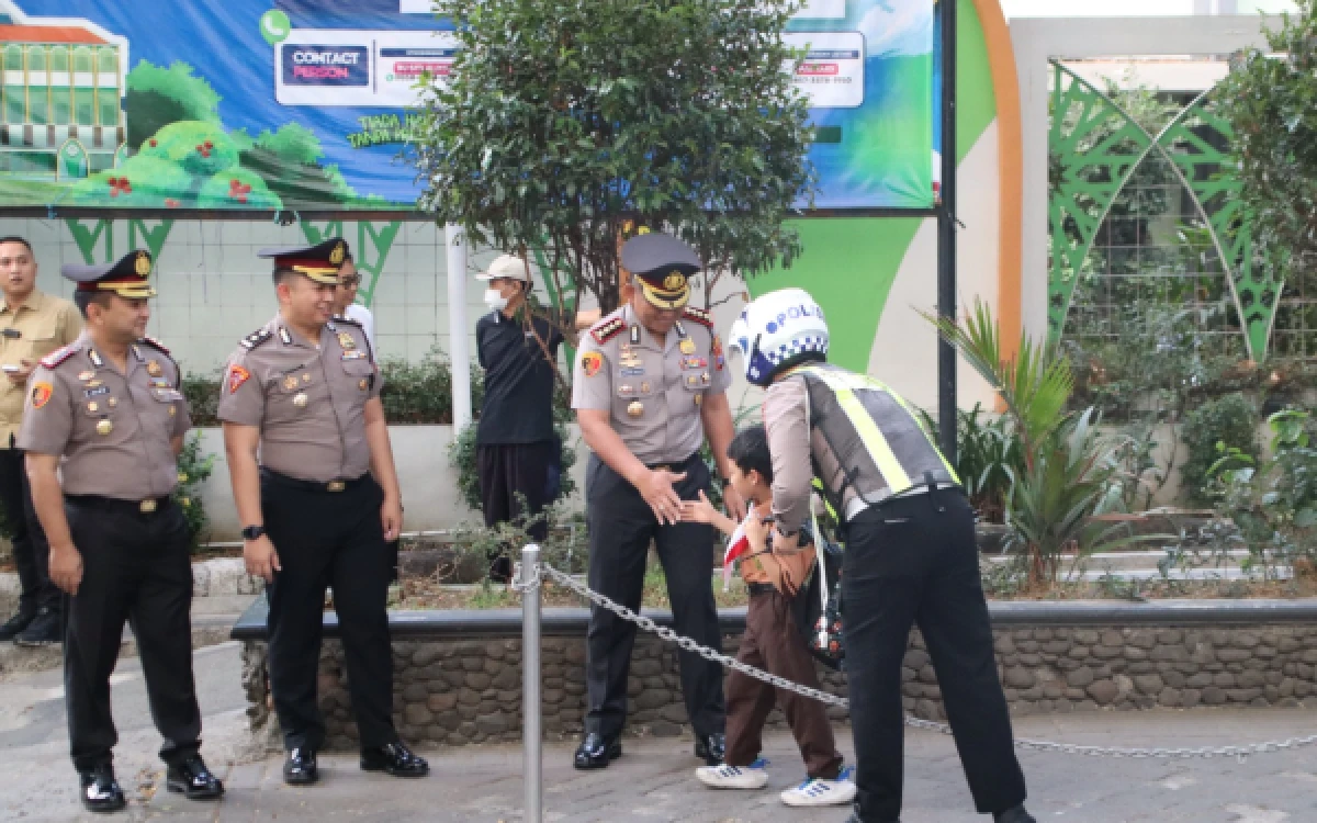 Thumbnail Berita - Senyum Pagi di Jalan Bandung, Kapolresta Malang Kota Turun Jalan Demi Keselamatan Anak Sekolah
