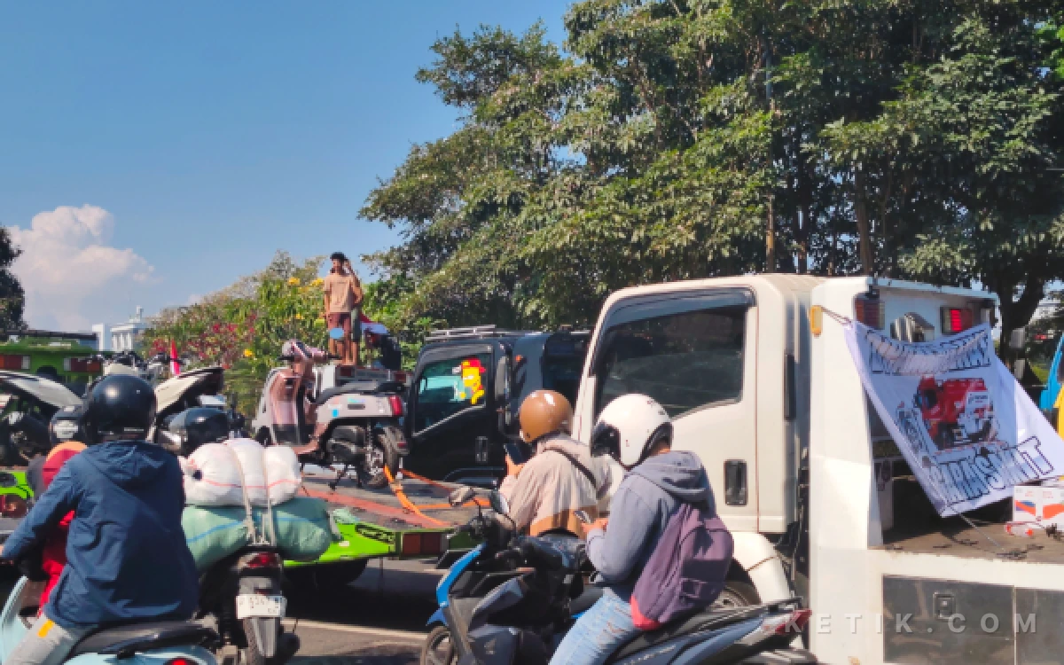 Thumbnail Berita - Protes Gegara Barcode Solar Subsidi Diblokir, Ratusan Sopir Truk Demo di Surabaya