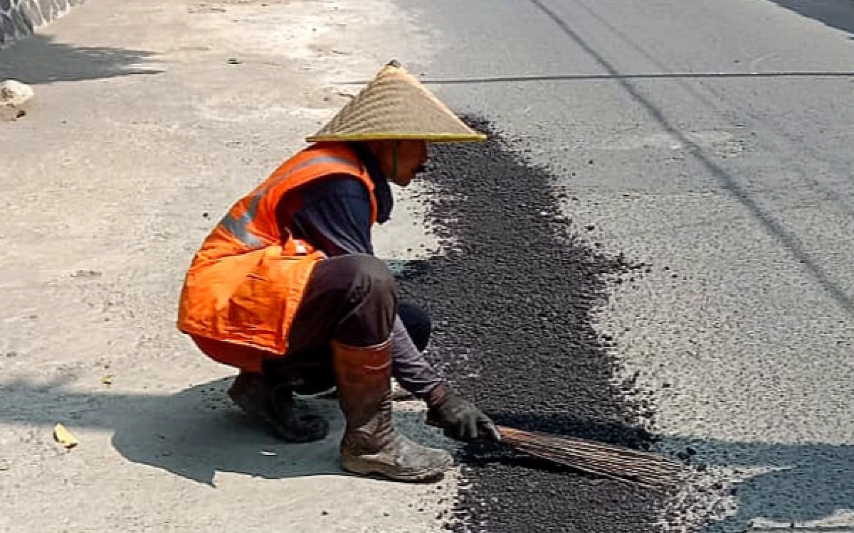Thumbnail Berita - Tingkatkan Keselamatan Berkendara, UPT PJJ Kauman Tambal Jalan Berlubang di Ruas Bungur - Kedoyo Tulungagung