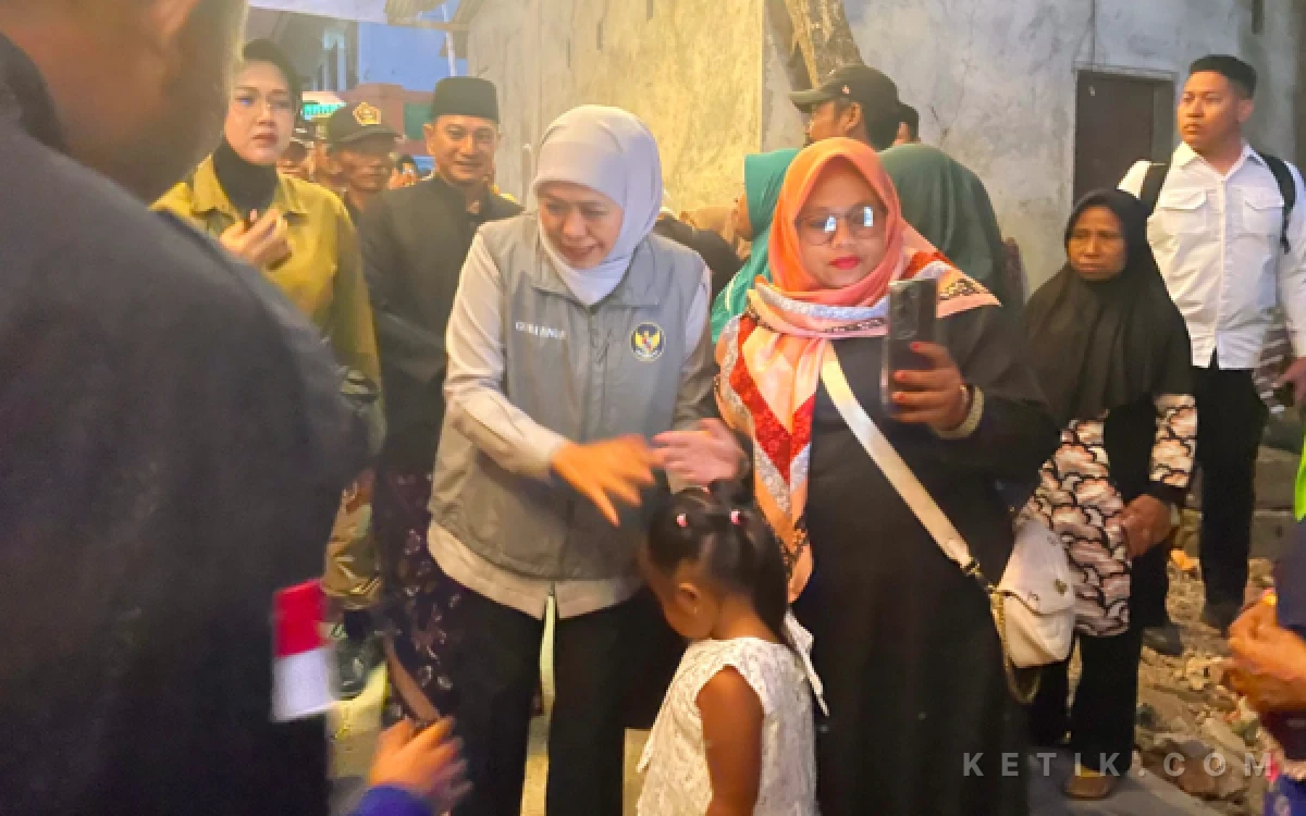 Thumbnail Berita - Dua Hari di Pacitan, Khofifah Resmikan Jalan, Salurkan Bantuan, hingga Pimpin Upacara Hari Santri