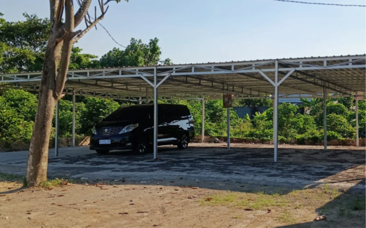 Foto Tempat-tempat usaha baru dibuka masyarakat di pinggir Jalan Desa Terungwetan yang dibeton pada 2024. (Foto: Fathur Roziq/Ketik.com)