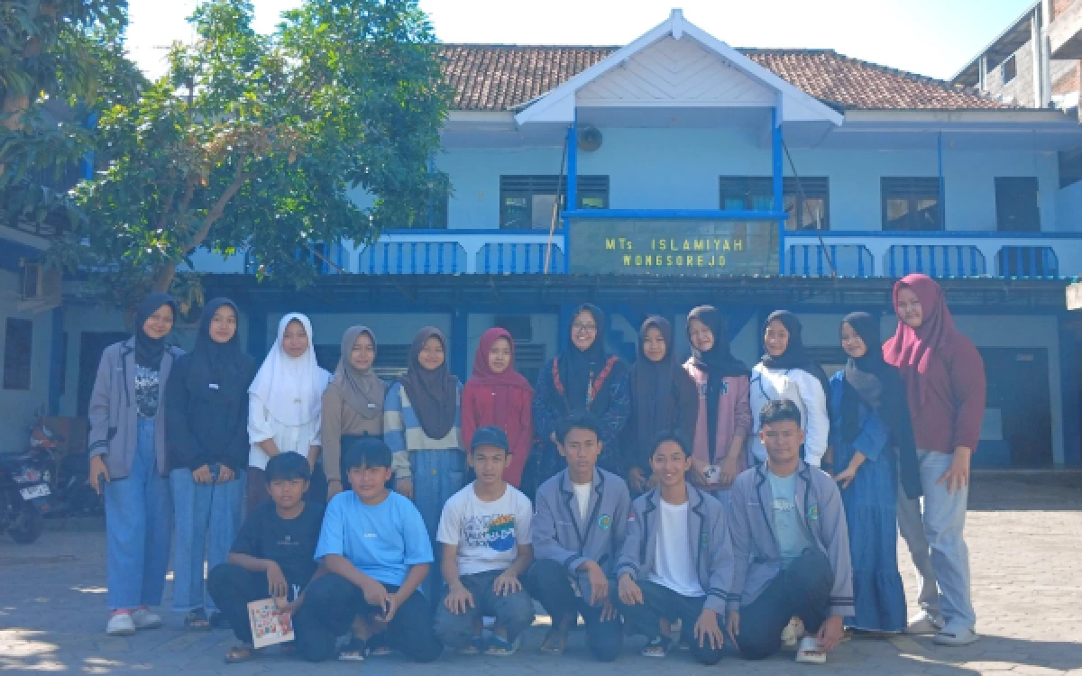 Foto Anggota Organisasi Siswa Madrasah (OSIM) MTs Islamiyah Wongsorejo, Banyuwangi hadir pada pelatihan penulisan cerpen bersama Dosen UIN Malang. (Foto: Istimewa)