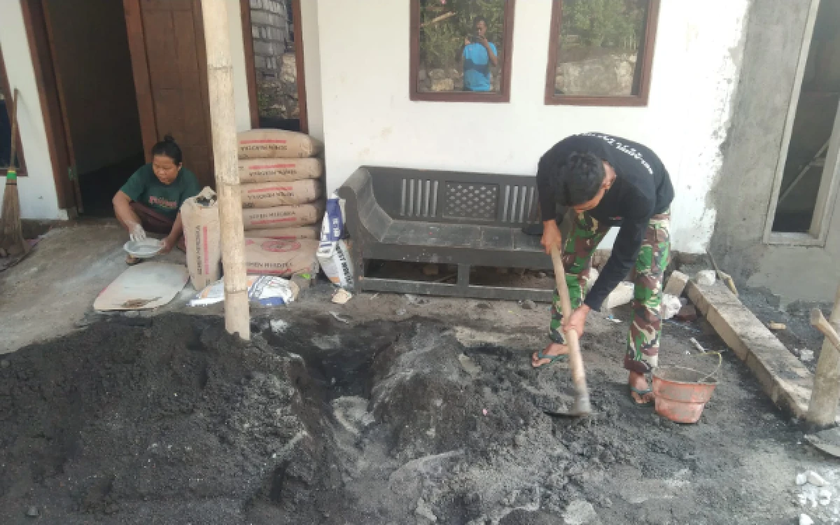 Thumbnail Berita - Tancap Gas, Satgas TMMD ke128 Kodim 0820 Probolinggo Mulai Plester Dinding RTLH Milik Khosinah