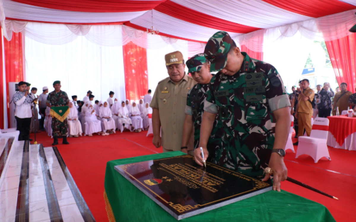Thumbnail Berita - Sambut Kunker Pangdam I/BB di Asahan Taufik Zainal Abidin Tanda Tangani Batu Prasasti