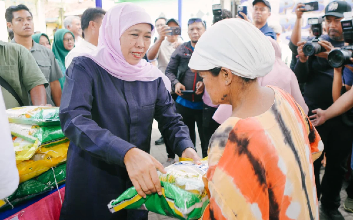 Thumbnail Berita - Pasar Murah di Desa Bulukandang Pasuruan, Gubernur Khofifah Perkuat Pengendalian Inflasi dan Gerakkan UMKM