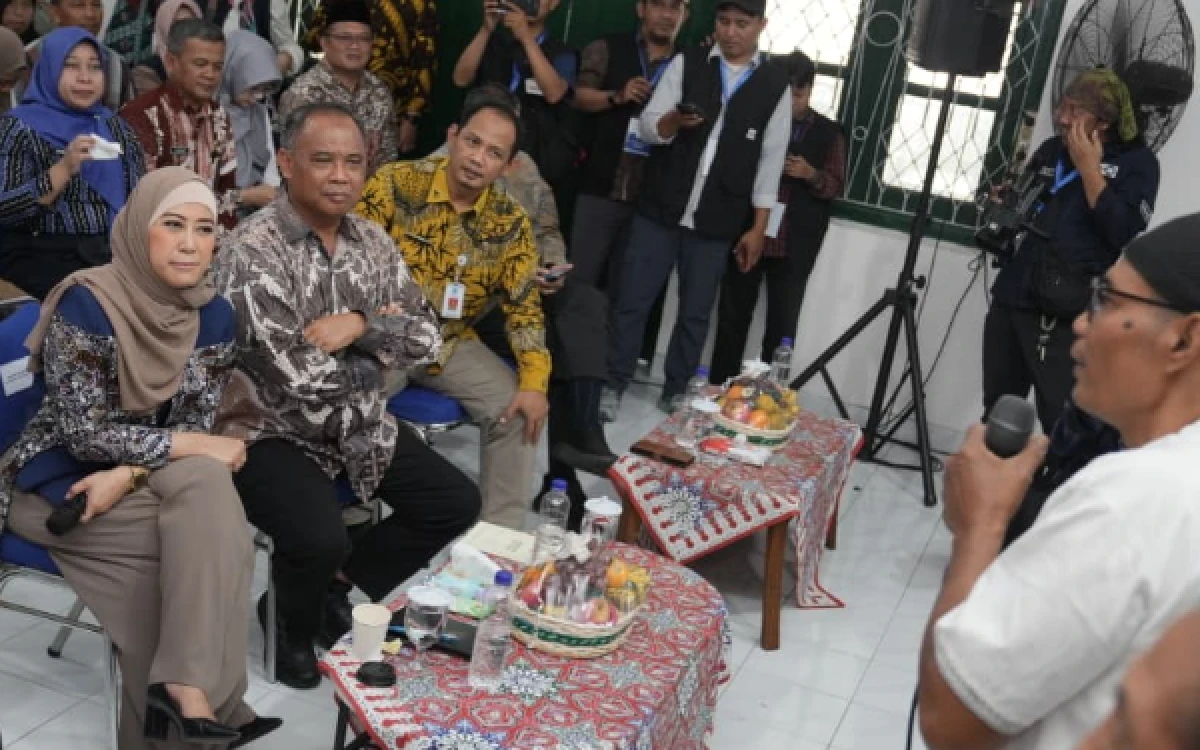 Foto Menkomdigi Meutya Hafid bersama Bupati Sleman Harda Kiswaya mendengarkan langsung masukan dari perwakilan warga saat meninjau pelaksanaan uji coba (piloting) Portal Perlindungan Sosial (Perlinsos) Digital di Sleman. (Foto: Pemkab Sleman for Ketik.com)