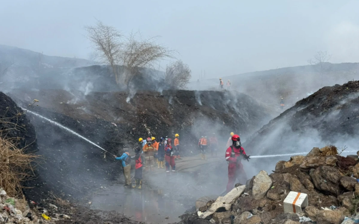 Thumbnail Berita - Hari Ketiga Kebakaran TPA Supit Urang, Damkar Fokus Pemadaman di Area Sanitary Landfill Sisi Tengah