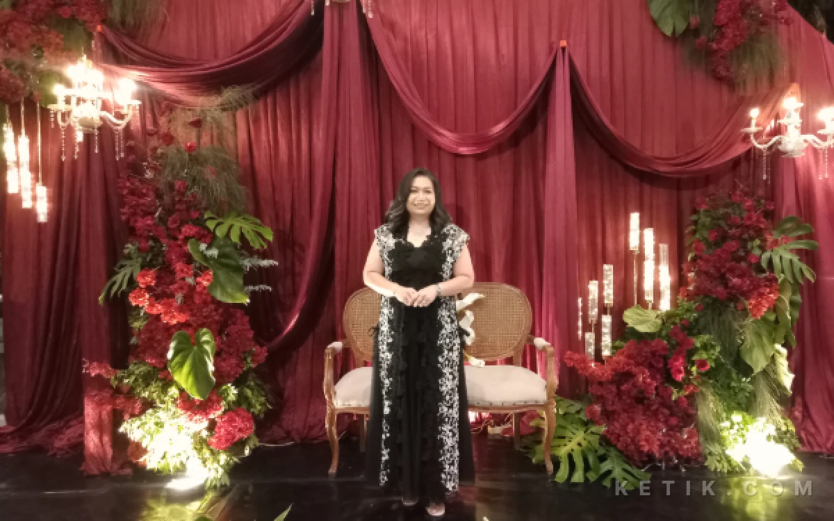 Foto Ina Rinawati, General Manager ibis Styles Malang di salah satu vanue yang disediakan ibis Styles Malang untuk menggelar perayaan pernikahan. (Foto: Aliyah/Ketik.com)