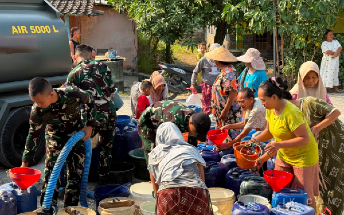 Thumbnail Berita - Anggota Yonif TP-885/BP Salurkan Bantuan Air Bersih bagi Warga Desa Bakulan