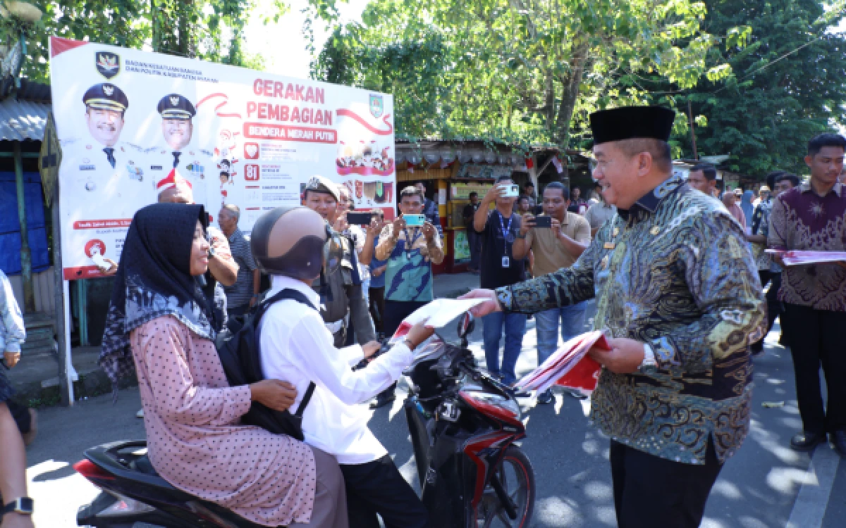 Thumbnail Berita - Jelang HUT ke-81 RI, Pemkab Asahan Bagikan 7.230 Bendera Merah Putih untuk Warga