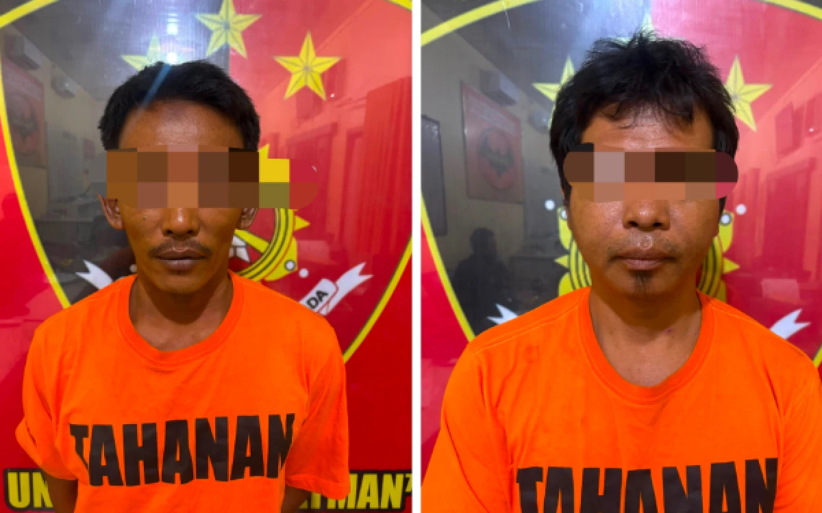Foto Dua terduga pelaku penyulingan minyak mentah ilegal (illegal refinery) di Desa Ulak Paceh, Kecamatan Lawang Wetan, Kabupaten Musi Banyuasin yang diamankan Mapolsek Babat Toman, Selasa 29 Juli 2026. (Foto : Yola/Ketik.com)