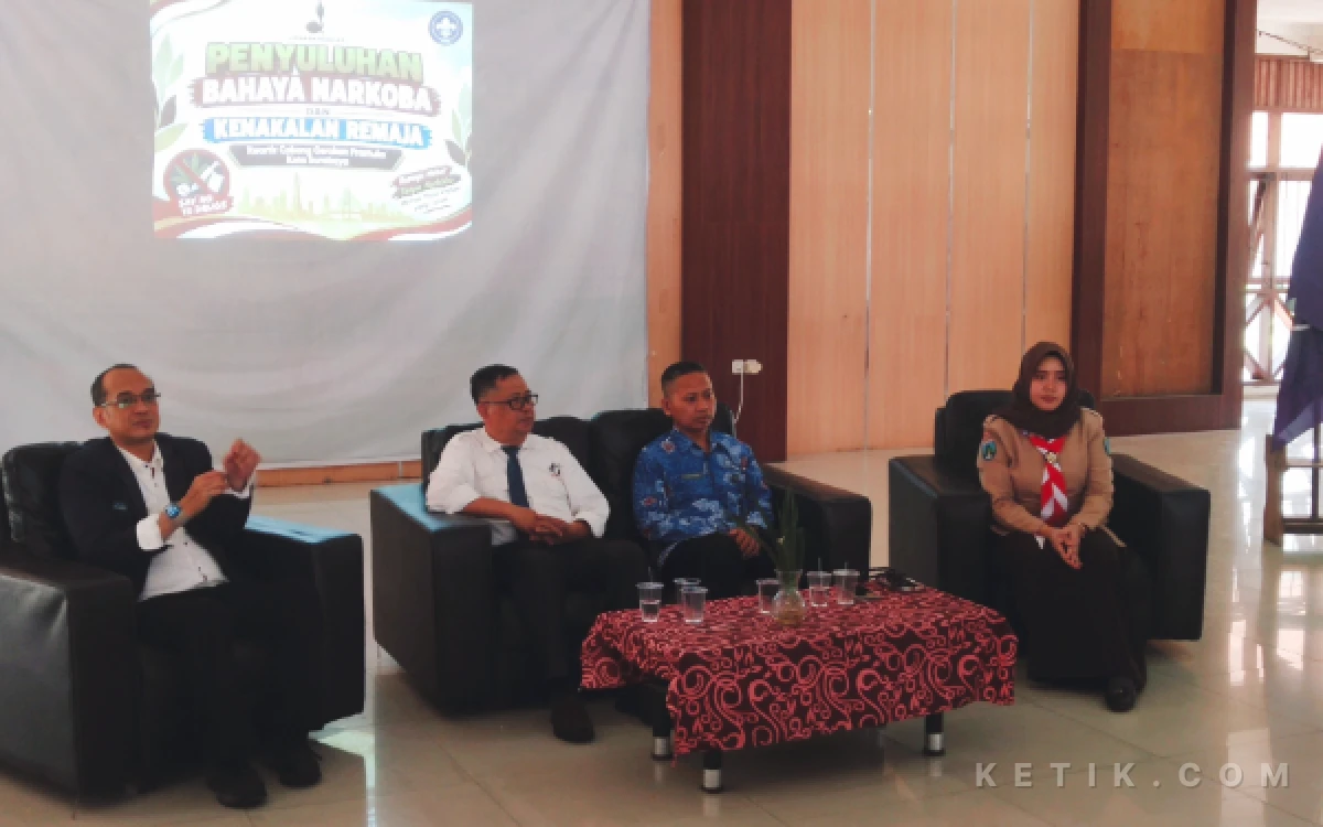 Foto para narasumber Talk Show dari kiri Kak Umar, Kak Huda,, dari BNN dan pemandu acara Ning Surabaya. (Foto : Sutejo Rc/ketik.com)