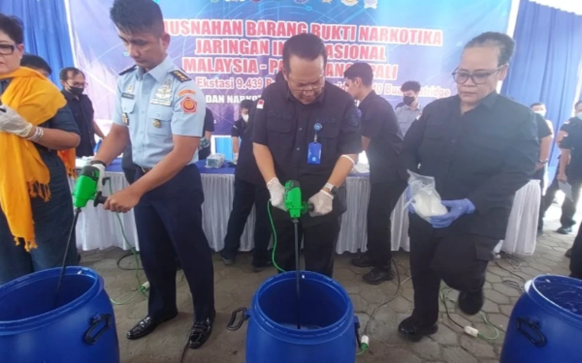 Foto Kepala Badan Narkotika Nasional Provinsi (BNNP) Sumatera Selatan memusnahkan Barang bukti puluhan Brigjen Pol Hisar Siallagan saat memusnahkan kilogram narkotika hasil pengungkapan jaringan narkoba internasional di halaman Kantor BNNP Sumsel, Kamis 17 September 2026. (Foto : Yola/Ketik.co.)