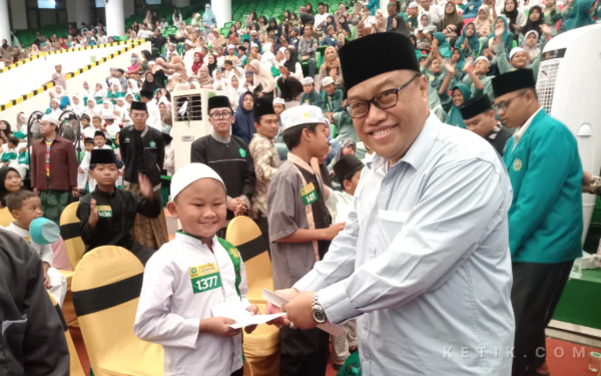 Foto Rektor UNISMA, Prof. Drs. H. Junaidi, M.Pd., Ph.D., memberikan santunan kepada anak yatim/piatu. (Foto: Aliyah/Ketik.com)