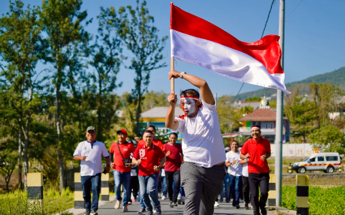 Thumbnail Berita - Peringati HUT ke-81 Kemerdekaan RI, Jalan Sehat Pemkot Batu Diwarnai Aksi Pungut Sampah dan Donasi Gempa NTT