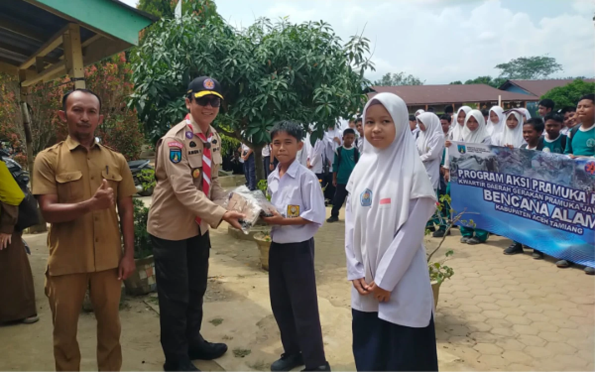 Thumbnail Berita - Pramuka Jatim Kirim 725 Seragam ke Aceh Tamiang, Bantu Siswa Bangkit Usai Banjir