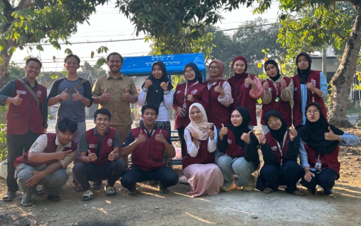 Thumbnail Berita - KKN 40 UINSA Resmikan Drop Box Sampah Plastik untuk Dukung Pengelolaan Limbah di Desa Banyuurip