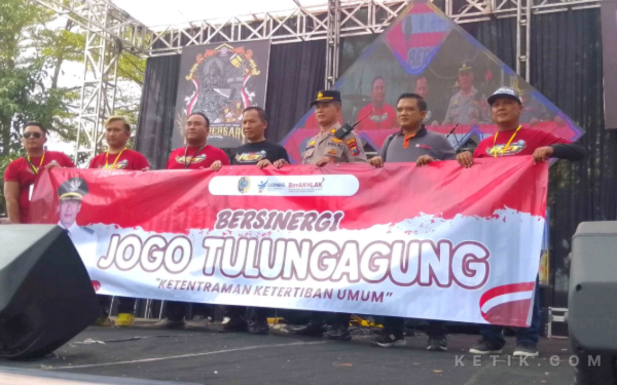 Thumbnail Berita - Gaspol Silaturahmi! Sewindu R2T Kumpulkan Ribuan Rider RX, Plt Bupati Pekikkan Pesan "Jogo Tulungagung"