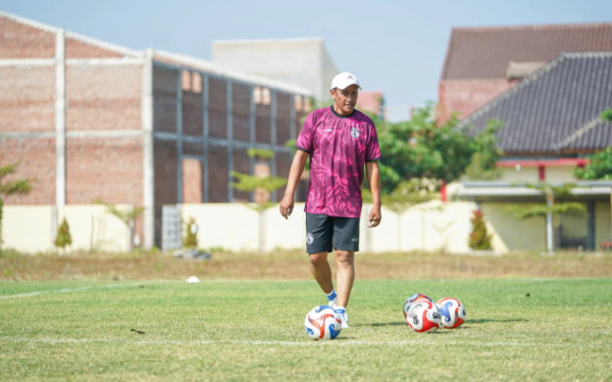 Thumbnail Berita - Jelang Super League 2026/2027, Arema FC Naikkan Doni Suherman ke Jajaran Pelatih Tim Senior