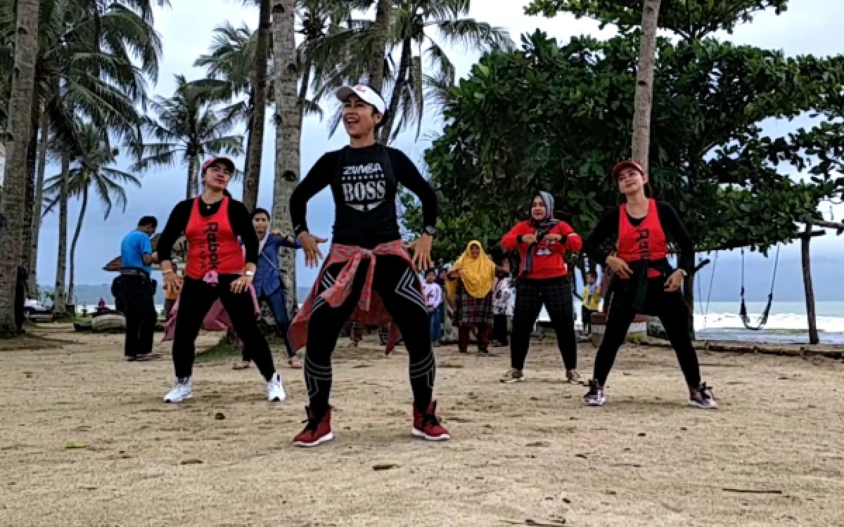 Thumbnail Berita - Balekambang Tahes Zumba Beach Terbesar Hadirkan Sensasi Olahraga dengan Gemuruh Ombak