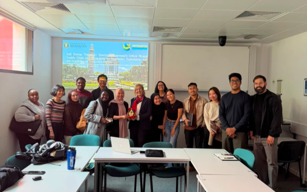 Thumbnail Berita - Angkat Tata Kelola Krisis Mineral, Dosen FH UB Jadi Pembicara di Kampus Ternama Skotlandia