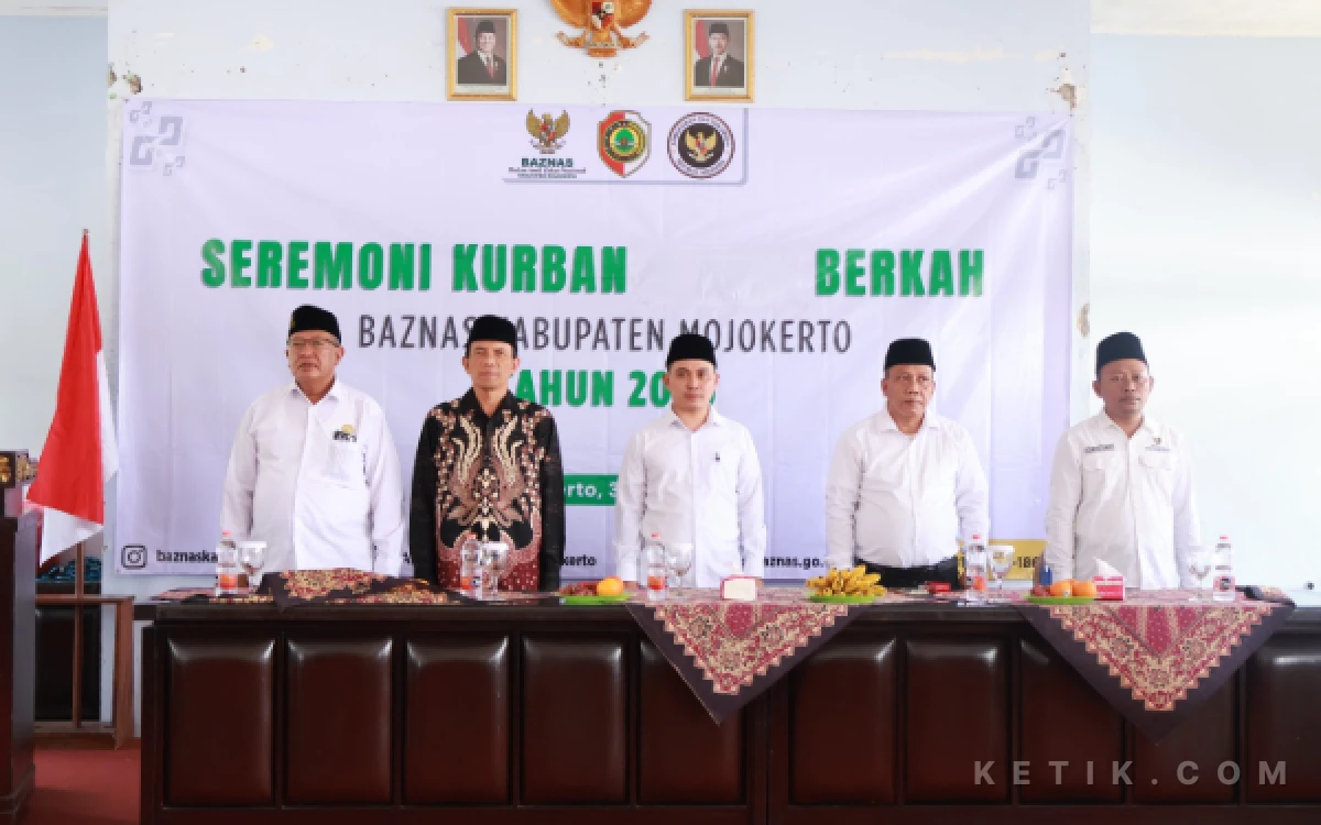 Foto bupati mojokerto Muhammad Al Barra dan jajaran pengurus baznas mojokerto di acara Gelar Seremoni Kurban Berkah 2026 (foto : sholahudin/ ketik.com)