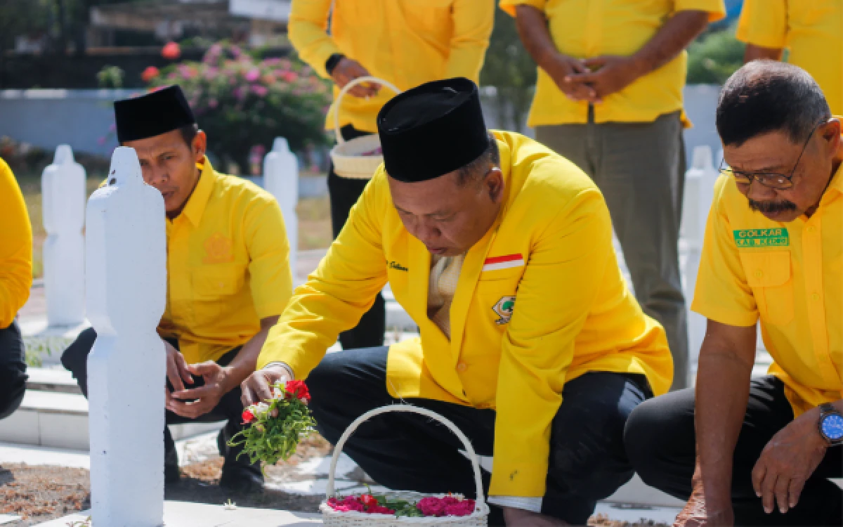 Thumbnail Berita - Aksi Sosial Bagi Telur hingga Ziarah Pahlawan Warnai Rangkaian HUT ke 62 Golkar Kediri