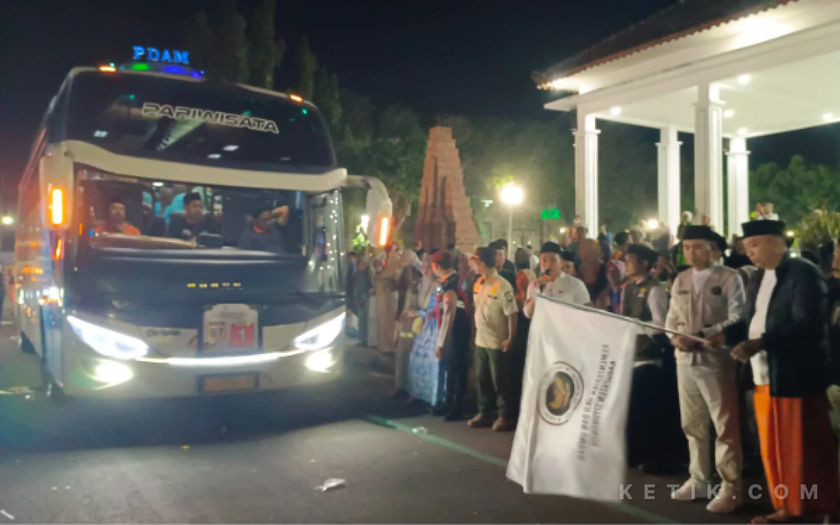 Thumbnail Berita - 997 Jamaah Haji Asal Situbondo Diberangkatkan ke Embarkasi Sidoarjo