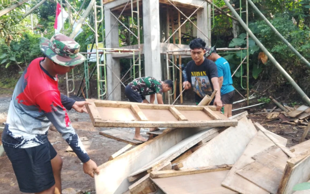 Thumbnail Berita - Pembangunan Tandon Program TMMD ke-128 Kodim 0820 Probolinggo Masuk Tahap Pelepasan Bakisting