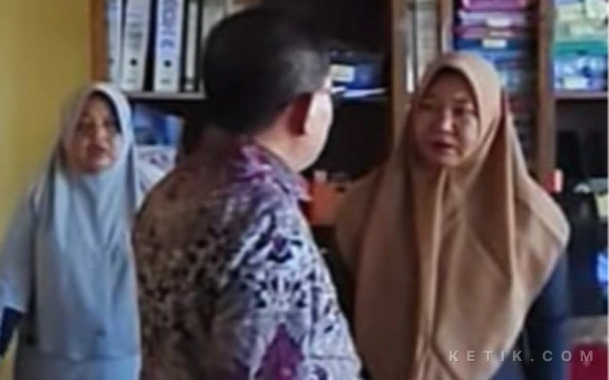 Thumbnail Berita - Pj Sekda Aceh Singkil Berbaur Bersama Staf Gotong Royong Bersihkan Lingkungan Kantor