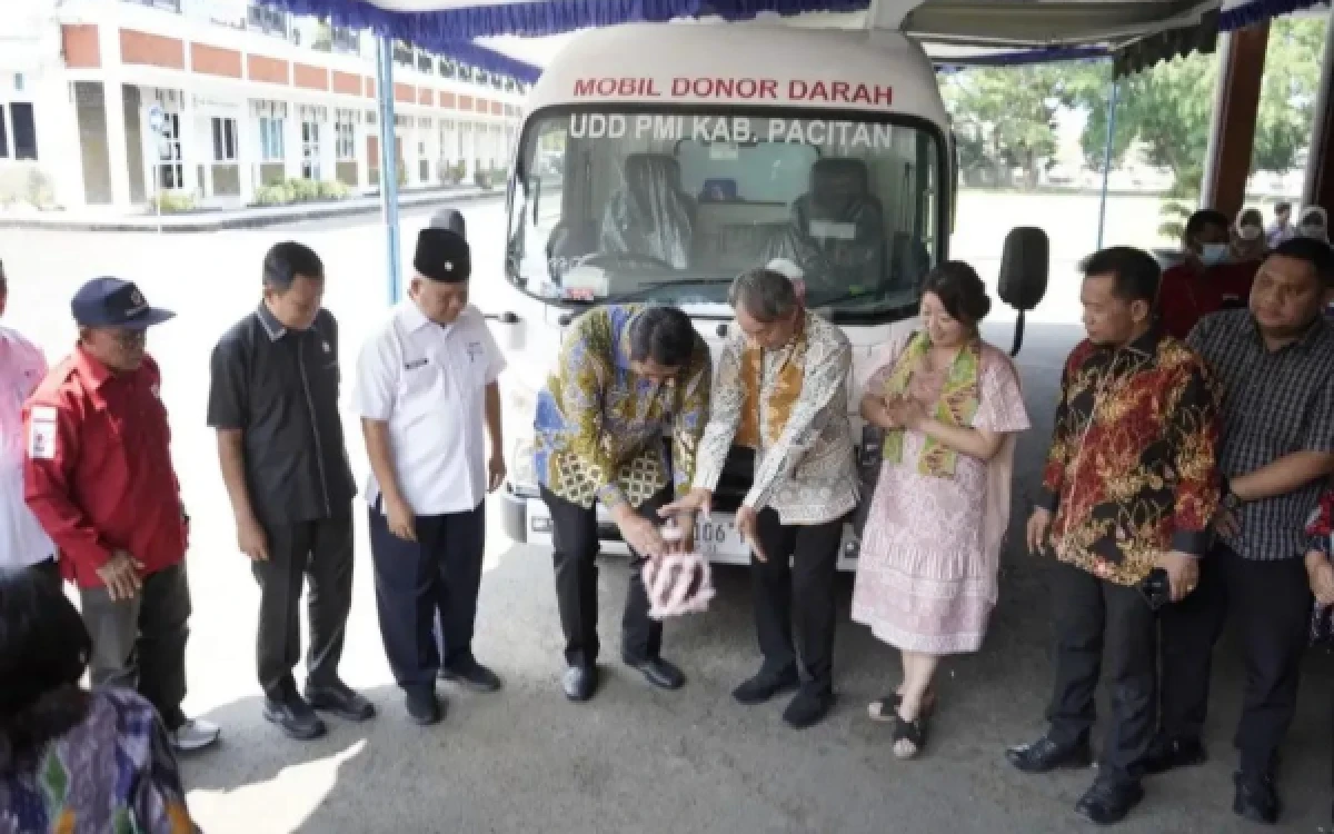 Thumbnail Berita - Senilai Lebih dari Rp650 Juta, PMI Pacitan Dapat Bantuan Mobil Donor Darah dari Jepang